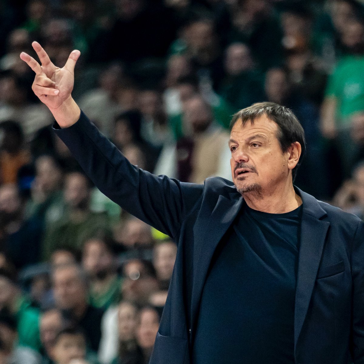 Aris mağlubiyeti sonrası Panathinaikos Başkanı Dimitris Giannakopoulos: "Baş antrenörler, yardımcı antrenörler… Nerede olduğunuzun farkında bile değilsiniz. Burası Panathinaikos. Umarım Atina’ya geri döndüğünüzde ki eğer dönmeye yüzünüz varsa hepiniz istifa edersiniz. Tüm