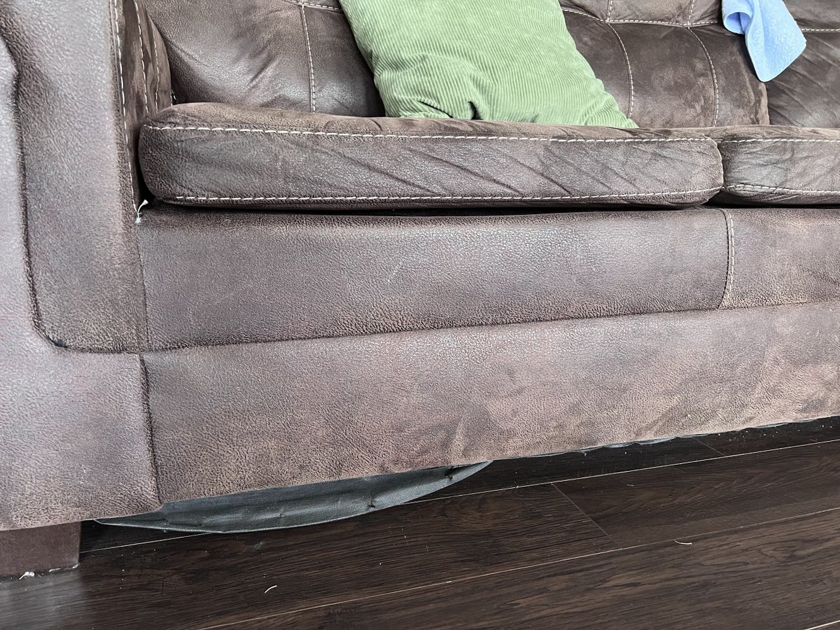 ccano7's tweet photo. @airbnb_es Ventanas con burletes rotos pasando frío bajo cero, pero vuestra respuesta es que "pasaron las 72h" y que mi queja sobre la anfitriona "no me compete". Es vergonzoso que amparéis el doble cobro y la falta de higiene. ¿Esta es vuestra "hospitalidad"? #Airbnb #Fail (2/2) https://t.co/pOaDPH2eAS