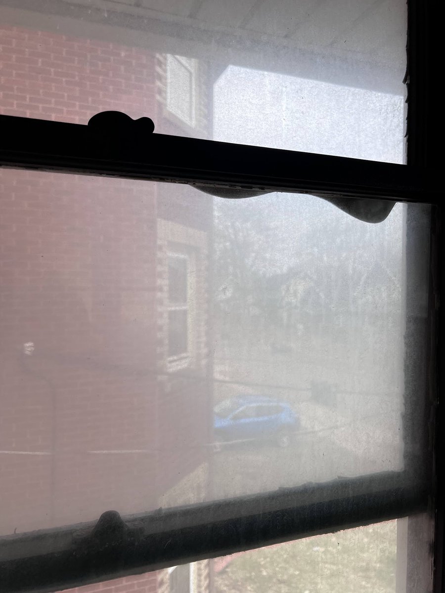 ccano7's tweet photo. @airbnb_es Ventanas con burletes rotos pasando frío bajo cero, pero vuestra respuesta es que "pasaron las 72h" y que mi queja sobre la anfitriona "no me compete". Es vergonzoso que amparéis el doble cobro y la falta de higiene. ¿Esta es vuestra "hospitalidad"? #Airbnb #Fail (2/2) https://t.co/pOaDPH2eAS