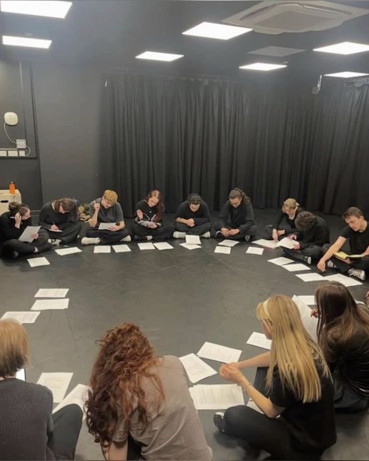 İŞ GÖRÜŞMELERİNİN EN TEHLİKELİ SORUSU: “EN BÜYÜK ZAYIFLIĞINIZ NEDİR?”

Çoğu aday bu soruyu duyunca panikler ve o klasik yalanı söyler: “Ben biraz mükemmeliyetçiyim.” Bunu söylediğiniz an görüşme biter. İK uzmanları bunu duyduğunda etkilenmiyor, aksine klişe ve samimiyetsiz olarak