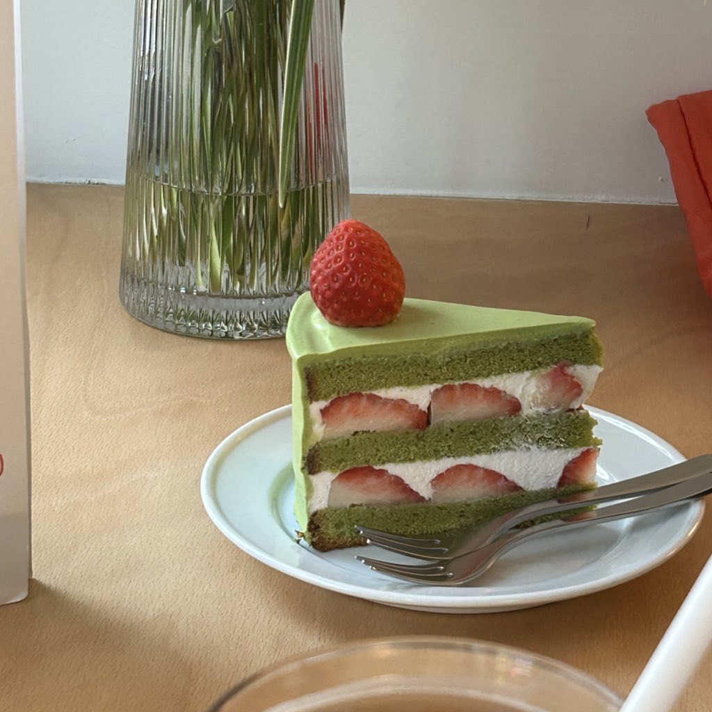 arkbynn's tweet photo. 케이크가너무좋은걸어떡해!! 🫥🍰 https://t.co/x4o2byFRxq
