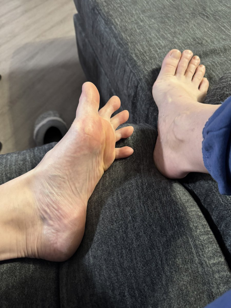 Finger_Toes_'s tweet photo. Sunday agenda: move slow, sip slower, let the toes breathe and cause unnecessary distraction 🙃

#sundaymorning #sexytoes #longtoes #nakednails #sundaysends #yourewelcome https://t.co/KMvL8Po5Pl
