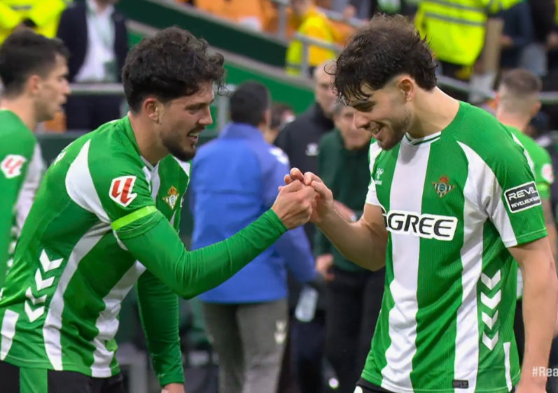 besoccer_ES's tweet photo. 😂 Fornals y Abde acaban de inventar la celebración 'amego segarro' https://t.co/fvrkkfb3az
