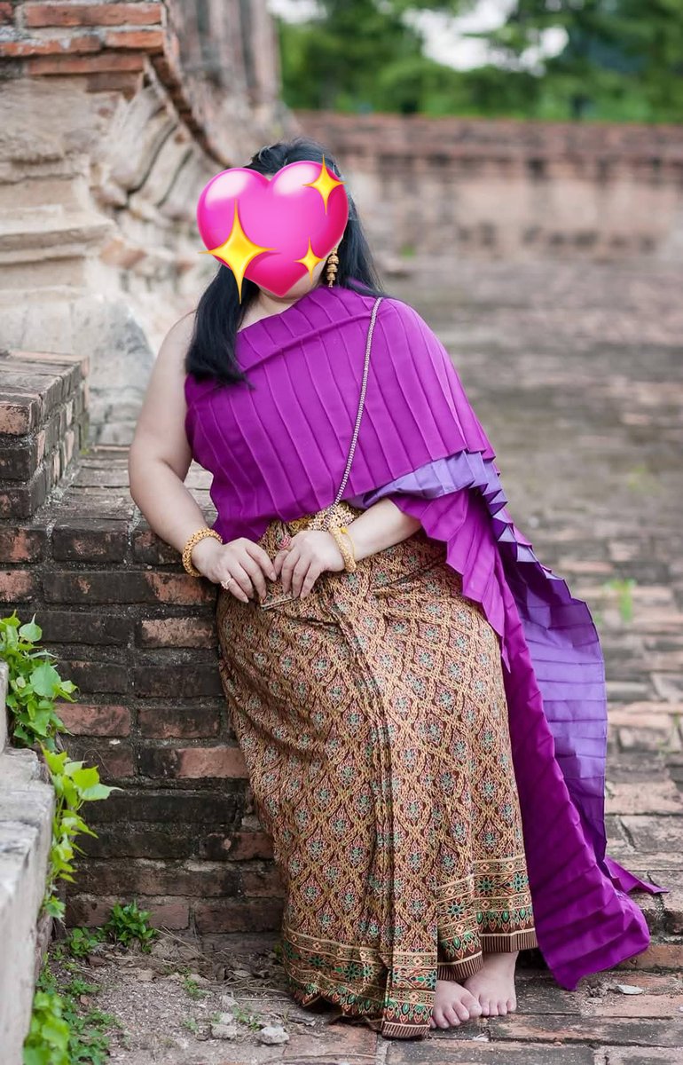 มาค่ะแนะนำร้่นแรกเอมจิตต์ผ้าไทยเราเอามานุ่งหน้านางคือสวยมากค่ะผืนละ80สองผืน4ม.ตัดออกเมตรนึงนุ่งหน้านางสวยค่ะ หน้าร้านอยู่พาหุรัดแต่ถ้าอยากหาง่ายในชอปปี้มีหลายร้านผ้ามีหลายแบบค่ะหาลายที่ชอบแล้วสั่งได้เลย ลายนี้ sold out แล้วค่ะ