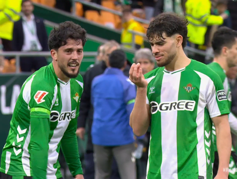 besoccer_ES's tweet photo. 😂 Fornals y Abde acaban de inventar la celebración 'amego segarro' https://t.co/fvrkkfb3az