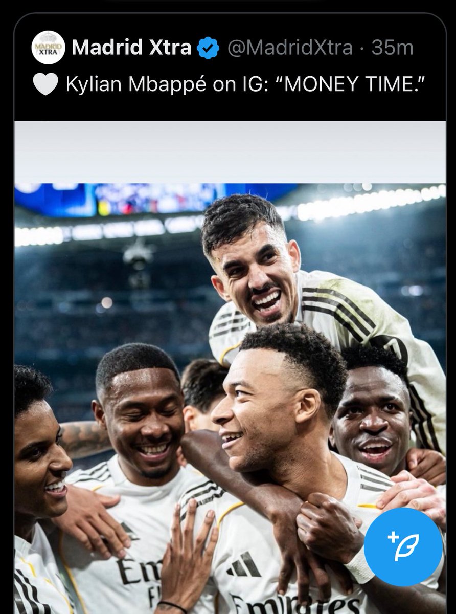 Zx12Jr's tweet photo. Two different players.

Guess who gets booed and who gets applauded.

And guess who did nothing and who did everything for the club. https://t.co/6eXCaNLjSx