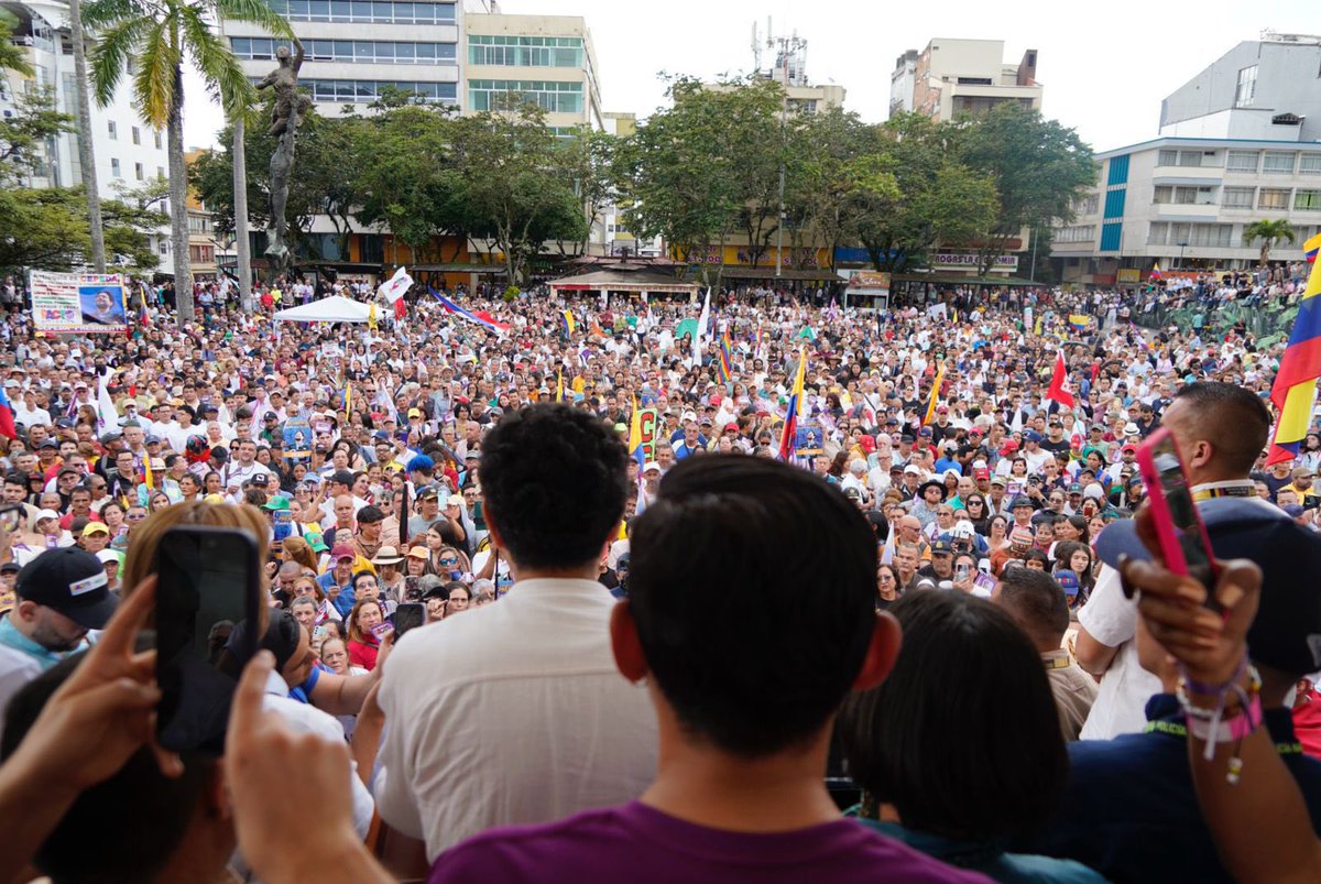 Quindío #Vota3VecesPacto 🗳️

Estuvimos en una serie de encuentros en el Quindío junto a la diputada del departamento, <a href="/jessicaobando7/">Jessica Obando</a> ; la candidata a la Cámara, <a href="/monicabolivar_/">Mónica B 🌎🇨🇴</a> ; y el candidato presidencial del <a href="/PactoCol/">Pacto Histórico Oficial</a> , <a href="/IvanCepedaCast/">Iván Cepeda Castro</a> , estos espacios nos deja una serie de