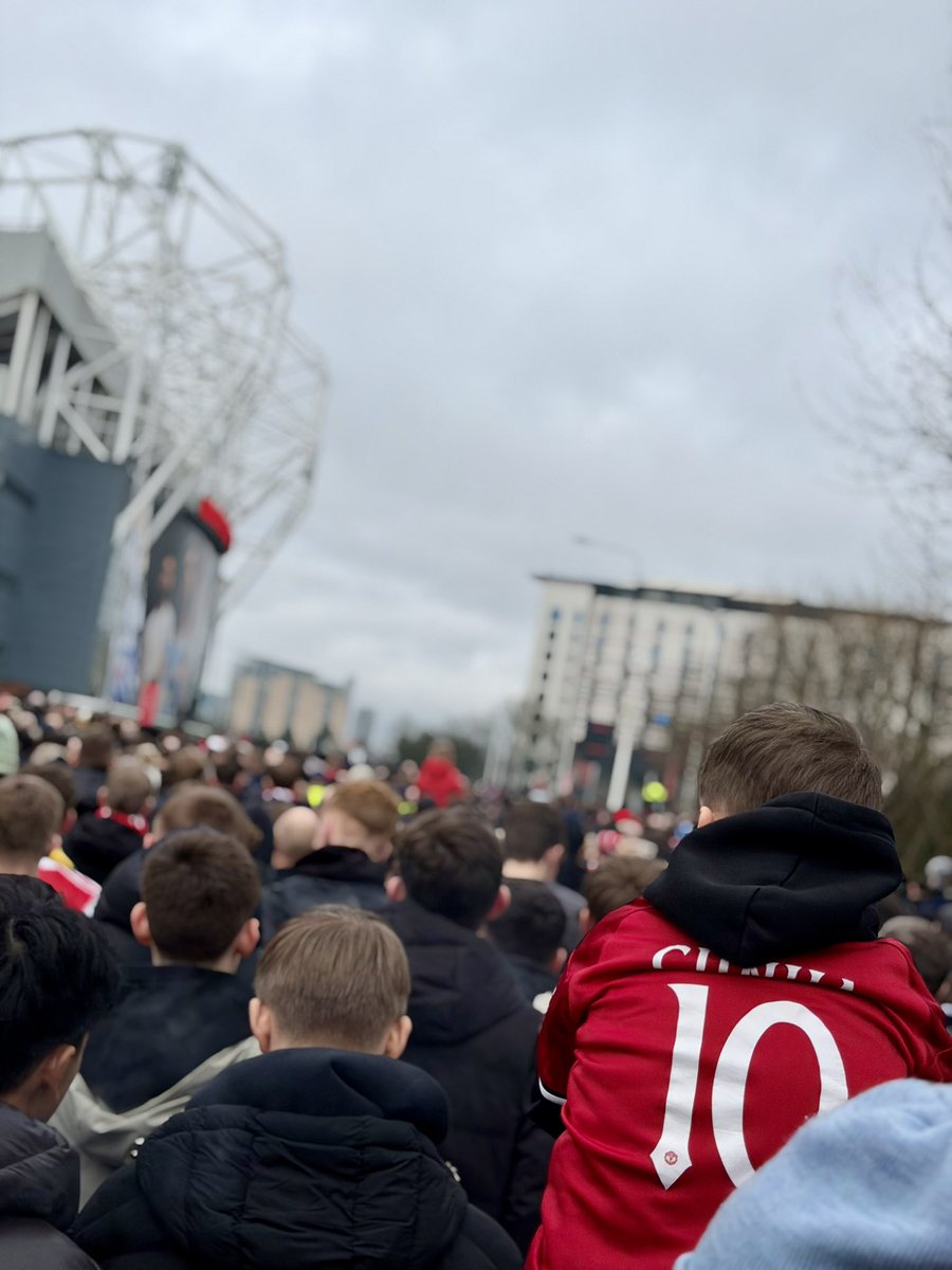 MachineGun1967's tweet photo. You f##king beauty…..our team, no wonder my blood pressure is on the up!!!! 🇾🇪😍❤️ #UTFRs #MUFC https://t.co/REVeYv3FZZ