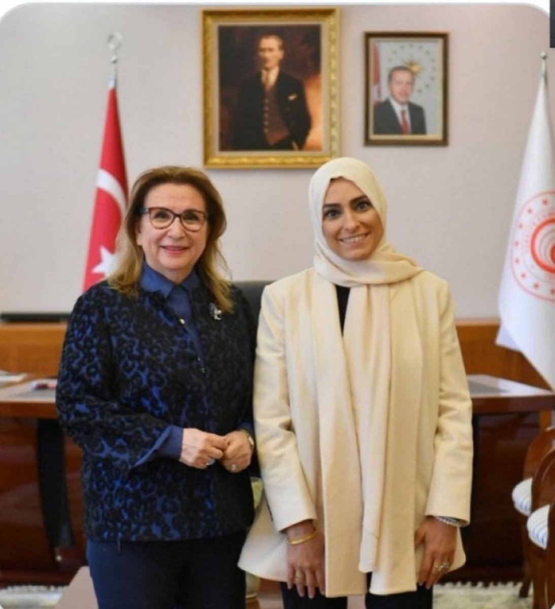 Unutma Türkiye.;
Soldaki kendi bakanlığını milyonlarca lira dolandırdı. Sağdaki 180 milyon dolar rüşvet aldı. 
Haklarında soruşturma dahi açılmadı…