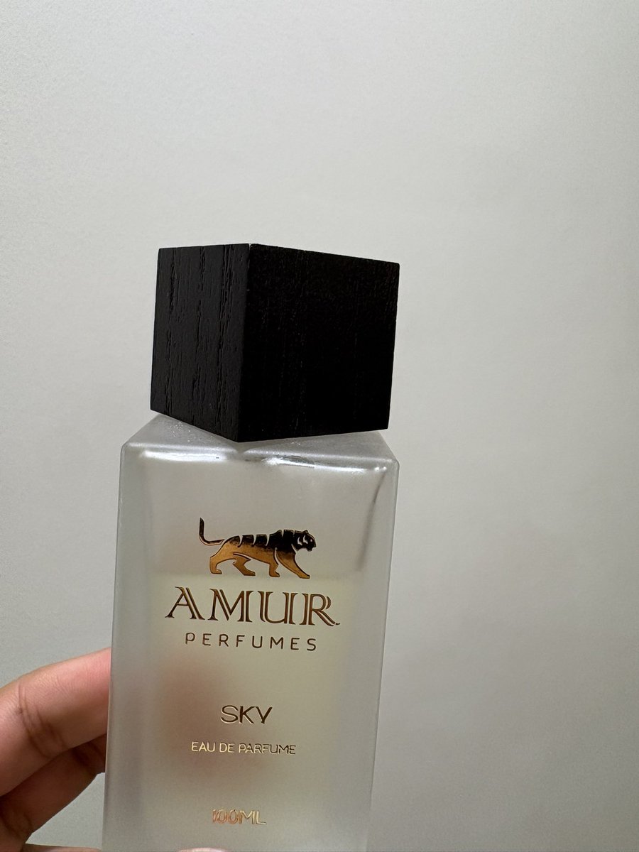 لبان حوجري وسكاي احبه جداً سكاي يروق مزاجي جداً كثير يشبهونه بهاشيفات لكن اشوفه نعم ياخذ منه لكن بدون النوتات الخضراء واخذ الطابع المائي الحمضي اكثر .

رايق العطر وأحبه جداً يعدل النفسية .

من الجميل <a href="/Amurperfume/">آمور</a>