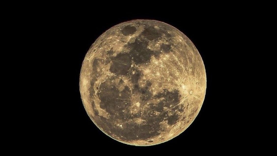 sharid000's tweet photo. ولما رأيتُ البدر في الليلِ ساطعاً 
تذكرتها والشيء بالشيء يُذكر". https://t.co/8GXkvh9WEv
