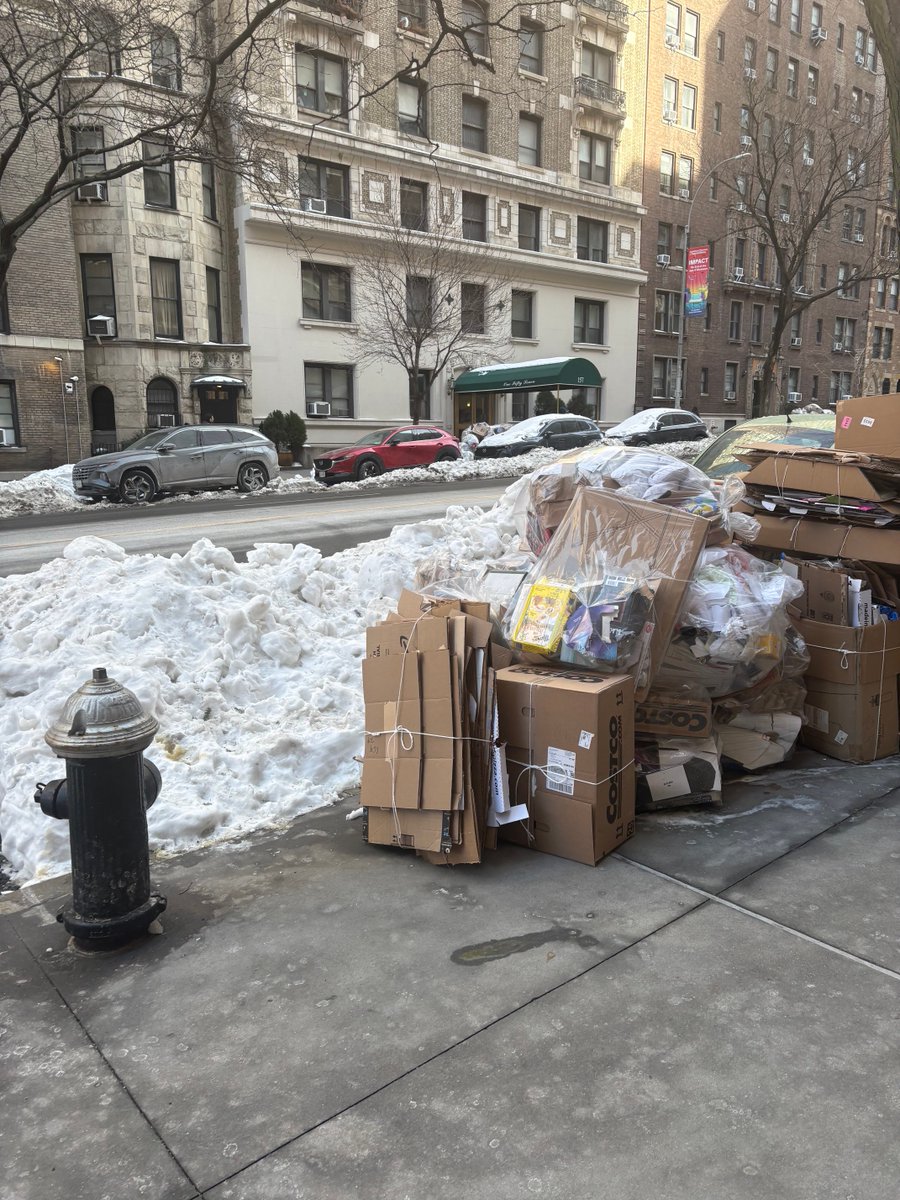 Megmd514's tweet image. Welcome to NYC socialism “collective warmth” where they can’t remove snow or garbage. ⁦⁦@NYCSanitation⁩ ⁦@zachiscol⁩ ⁦@NYCMayor⁩