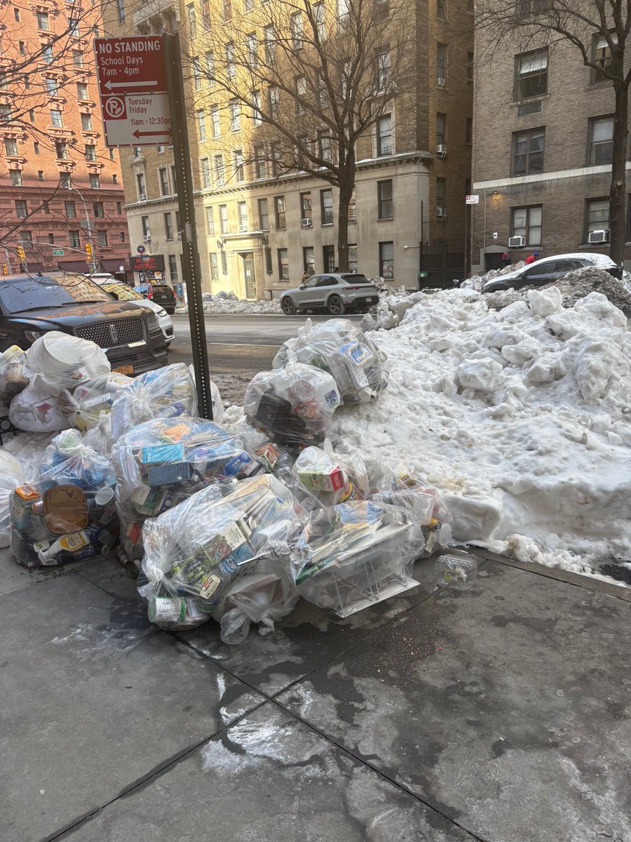 Megmd514's tweet image. Welcome to NYC socialism “collective warmth” where they can’t remove snow or garbage. ⁦⁦@NYCSanitation⁩ ⁦@zachiscol⁩ ⁦@NYCMayor⁩