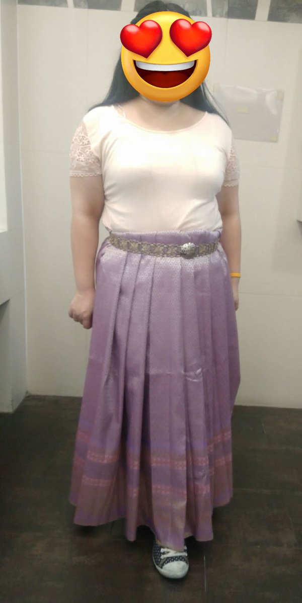 ถ้าอยากไปเลือกผ้าไทยลายเยอะๆได้เห็นกับตาเรียนเขิญร้านคุณท้าวสังวาลย์ ณ พาหุรัดค่ะ หาในmapเจอแน่นอนร้านอยู่หลังวัดซิกซ์ค่ะ ร้านจันทร์ฉายผ้าไทยคือร้านของลูกป้าค่ะมีหลายลายสวยเราซื้อที่ร้านป้าประจำ ร้านป้าจะเป็นร้านที่ขายผ้าไทยเยอะค่ะราคาไม่แพงผ้าของโรงงานไทยทั้งนั้น