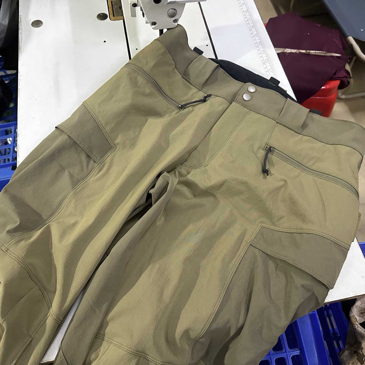 BlackKnightGear's tweet photo. Leaf Gryphon のクロコダイルフルソフトシェルバージョン。
皆様がMULTICAMを待ち望んでいることは承知しております。後日発売予定です。
#NSWDG #DEVGRU #CryePrecision #Crye #MultiCam #AOR1 #AOR2 #sandsprecision #arcteryx #arcteryxleaf #leafgryphon #ミリタリー #サバゲー #ミリタリー販売 https://t.co/wV8EqWkiAj