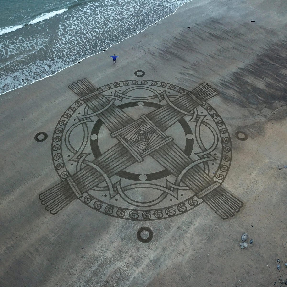 ThisIsIreland3's tweet image. This sand painting by "Manu" of the St. Brigid Cross is absolutely spectacular ☘️💚

📍 Bridies' Beach near Clonea, Co. Waterford 🏖️💚🇮🇪

📸 Manu (FB) 

@TinkerCunt_ #Waterford #Ireland #StBrigidsDay #BrigidCross