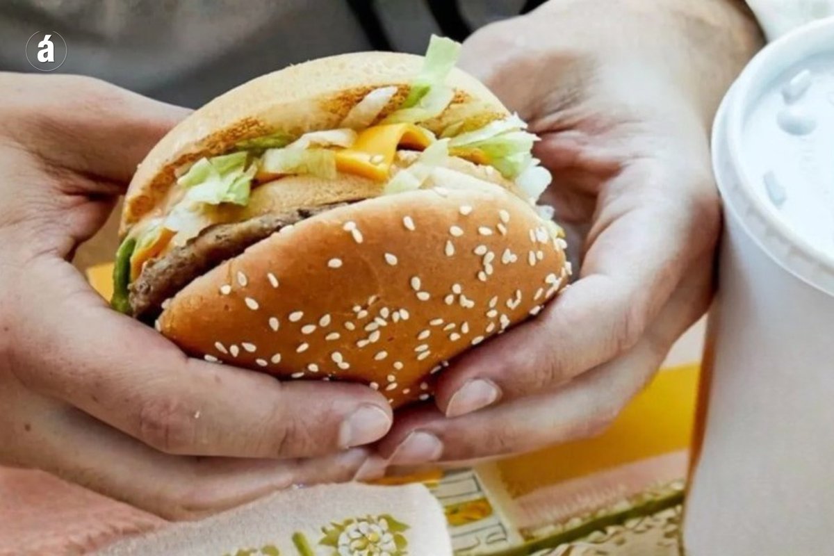 ÍNDICE BIG MAC: COMPRAR UNA HAMBURGUESA EN LA ARGENTINA ES MÁS CARO QUE EN EEUU

Desde el inicio del gobierno de Javier Milei, el peso argentino transitó un proceso de apreciación real poco habitual. Durante buena parte de 2024 y comienzos de 2025, el tipo de cambio oficial se