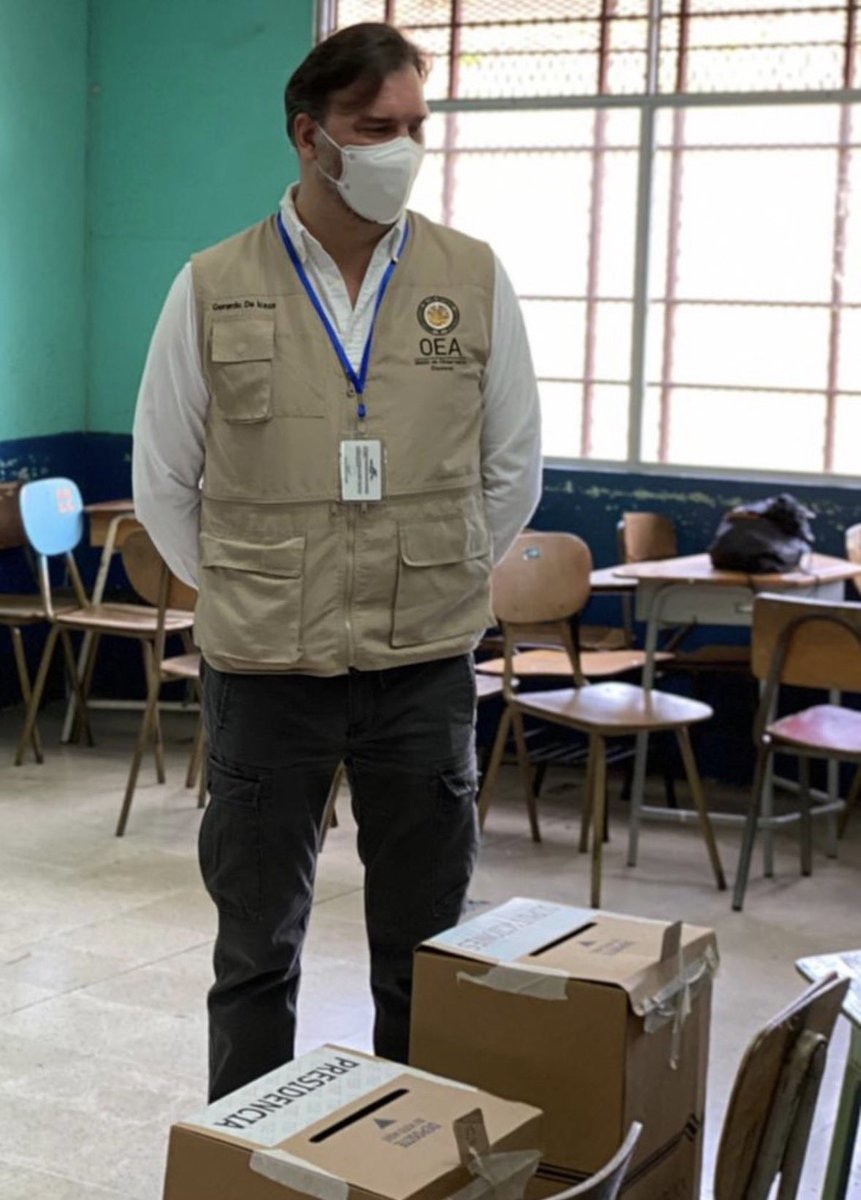 gerardodeicaza's tweet photo. Es mi cuarta elección presidencial observando en Costa Rica con el chaleco de la @OEA_oficial. Esta sólida democracia tiene mucho que enseñarle al mundo. #EleccionesCostaRica2026 https://t.co/XSw59HK5fP