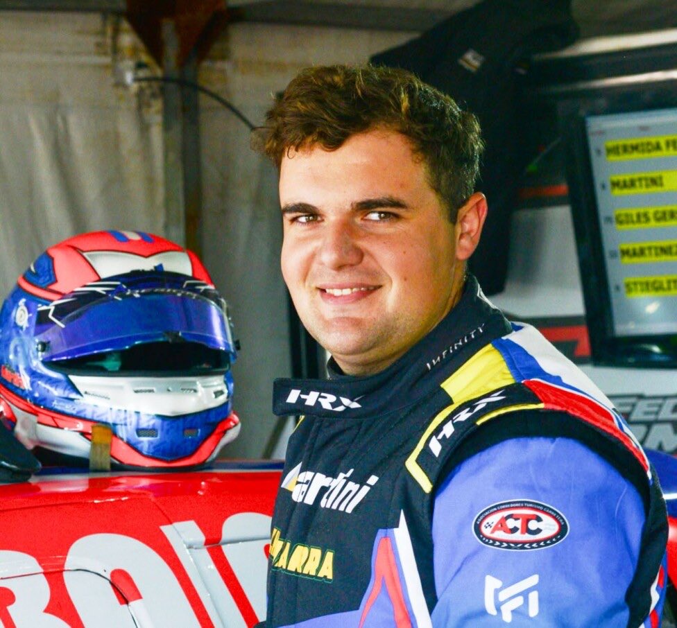 El automovilismo que me gusta a mí. 
Un gordo con 2 pelotas enormes manejando como los dioses.

Felipe Martini, crack.