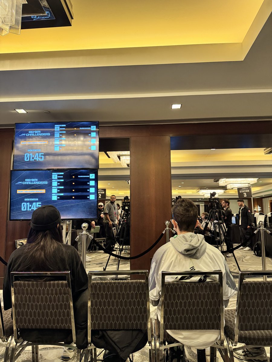 FallenM7's tweet image. Watching the bush take on greeeeeen @tBushGaming vs @Huntsmen