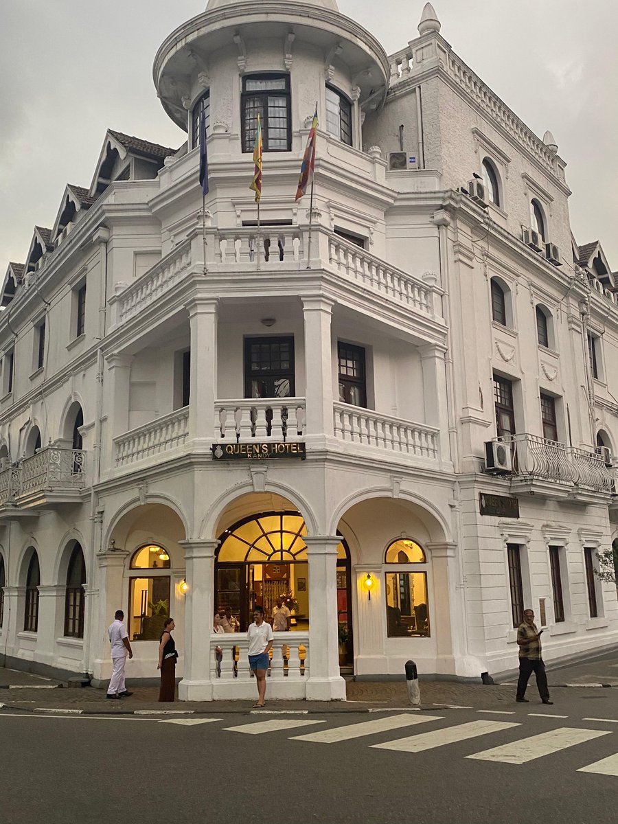 KNayagara's tweet photo. From golden hours to quiet lights, Kandy holds me ⛰️🍃🤍 https://t.co/tLrrkCZX9r