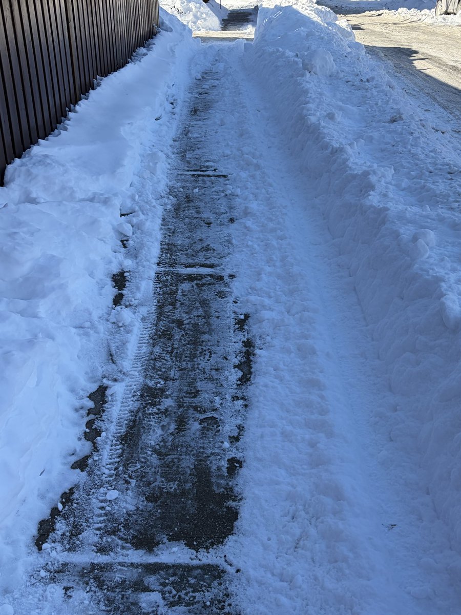 GHAMMER80's tweet photo. @311Toronto Sidewalk salters now driving over drifts pushing snow back onto the sidewalks, still no sidewalk plows in days in the Davenport and Shaw area. https://t.co/Di68jwcbX8