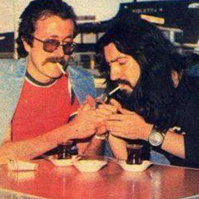 İki yıl önce @popdedik ile kafa kafaya verip Barış Manço ve Cem Karaca için mini bir belgesel kaydetmiş, <a href="/acikradyo/">Apaçık Radyo</a>’da yayınlamıştık. 

Sarhoş Atlar Zamanı &amp; Harici Bellek ittifakıyla hazırlayıp sunduğumuz belgesel dört bölümden mürekkep bir saygı duruşuydu büyük ustalar için.