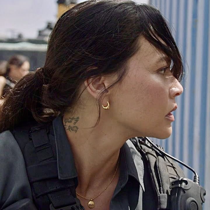 chenfordgr's tweet photo. im a sucker for lucy’s neck tattoo https://t.co/U5XAHsaoXe