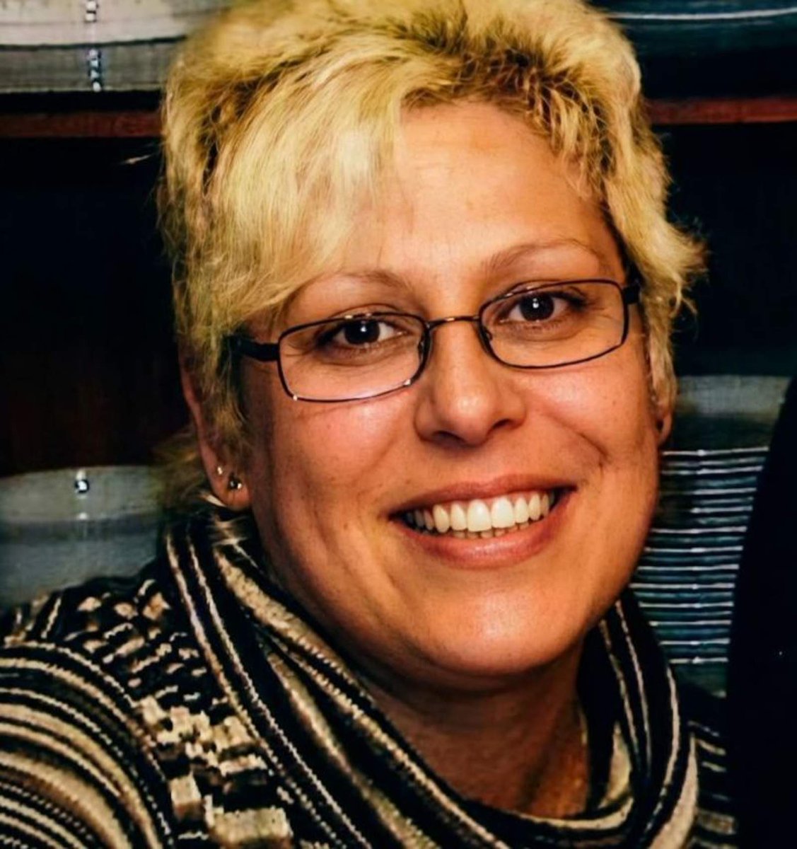 La Guardia Civil, pide la colaboración ciudadana para encontrar a este hombre que posiblemente sea quien mató a Magda, una mujer de Riudoms (Tarragona) cuyo cuerpo se encontró en Olesa de Montserrat.
Fue visto al día siguiente sacando dinero de un cajero con la tarjeta de Ella!🙏