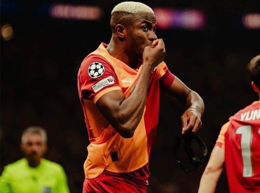 Deli gibi basmanı
Rakibi hataya zorlamanı
Ve seni
Seviyorum