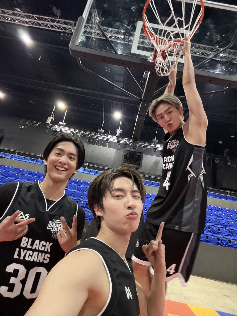 วันนี้น้องๆเลี้ยง🧑🏻‍🍼🖤