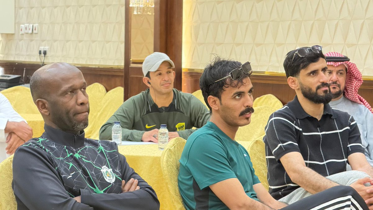 mfbisha's tweet photo. لليوم الثاني على التوالي تقام الدورة التدريبية لحكام الدرجة الثالثة لكرة القدم المصغّرة بمحافظة بيشة في قاعة المؤتمرات بمركز الشاعر مول https://t.co/xgbKWPbeg5