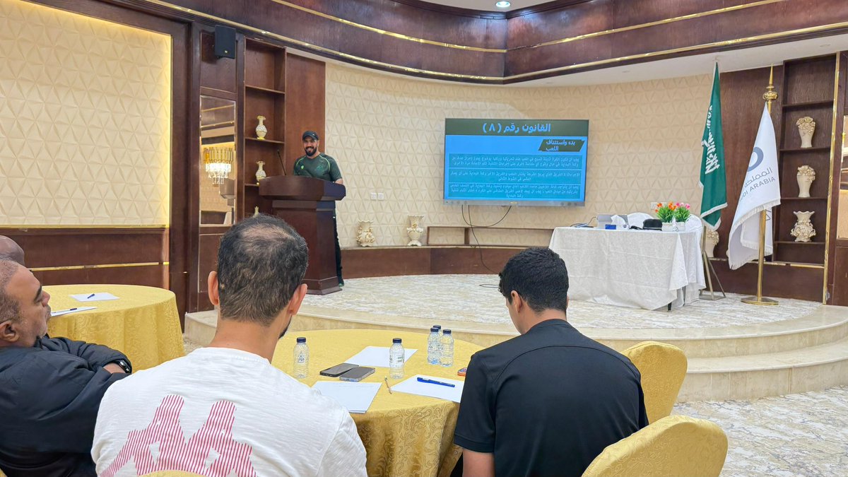 mfbisha's tweet photo. لليوم الثاني على التوالي تقام الدورة التدريبية لحكام الدرجة الثالثة لكرة القدم المصغّرة بمحافظة بيشة في قاعة المؤتمرات بمركز الشاعر مول https://t.co/xgbKWPbeg5