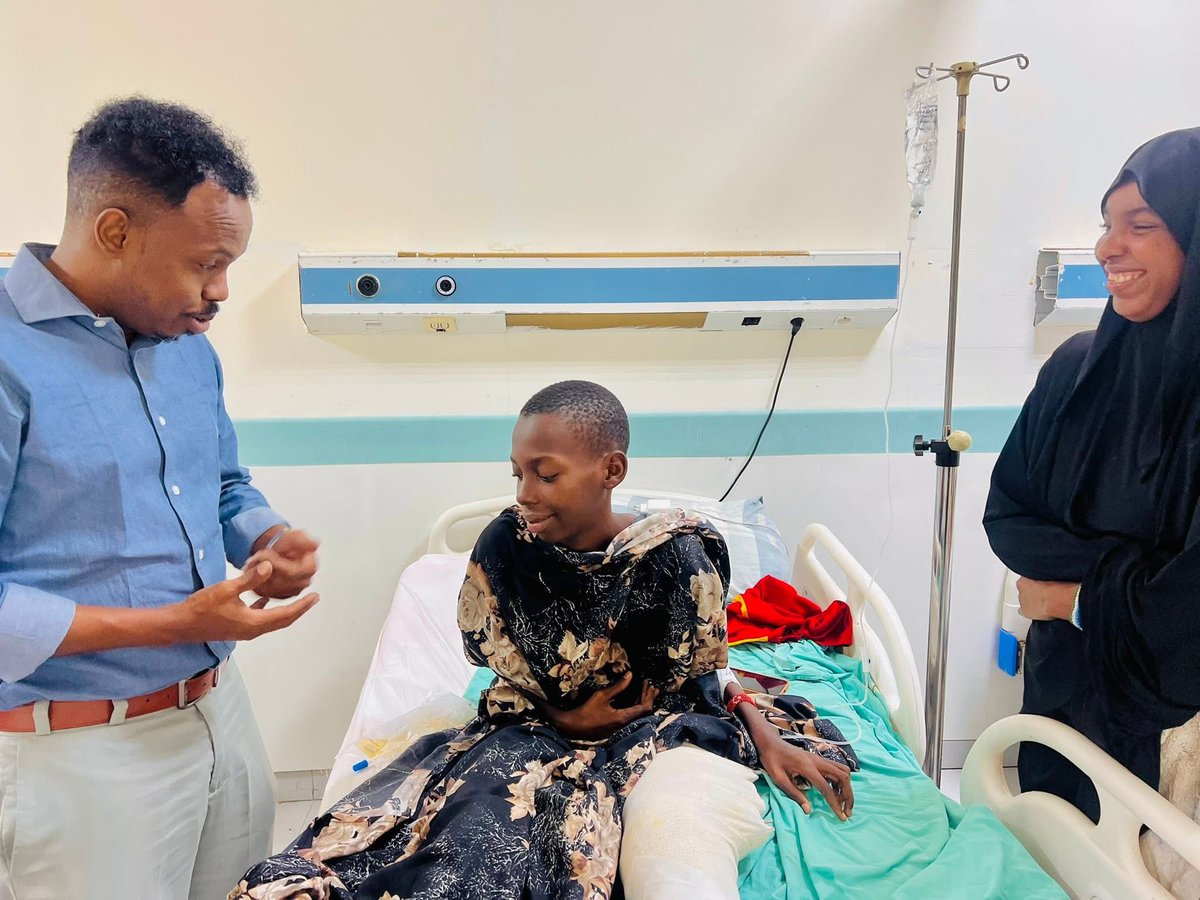 Waxaan caawa Isbitaalka Digfeer ku booqannay Xasan Ibraahim Maxamed oo danyar ah oo muddo isbitaalka ku jiray, kana soo jeeda qoys danyar ah oo ku nool degmada Howlwadaag, kadib markii lugaha si daran uga jabeen shil baabuur.