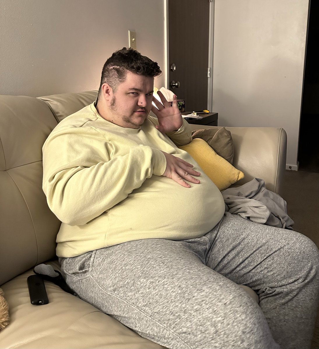 BellyNot's tweet photo. Big and large up on the couch https://t.co/cqc1Gv6PRS