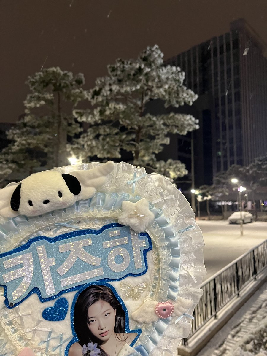GreySevenSix's tweet photo. Enjoying the snow in your city by your side https://t.co/mPpIpF79sg