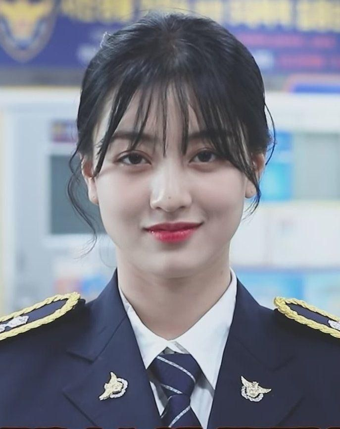 twicebaam's tweet photo. #SAHYO: Park Jihyo é uma capitã de bombeiros moldada por traumas passados, se tornando alguém frio e rígida. Enquanto que Minatozaki Sana era uma bombeira recém formada, intensa e que batia o pé para as ordens dadas, se tornando o maior risco que Jihyo já enfrentou fora de campo. https://t.co/QGYZcQGzxS