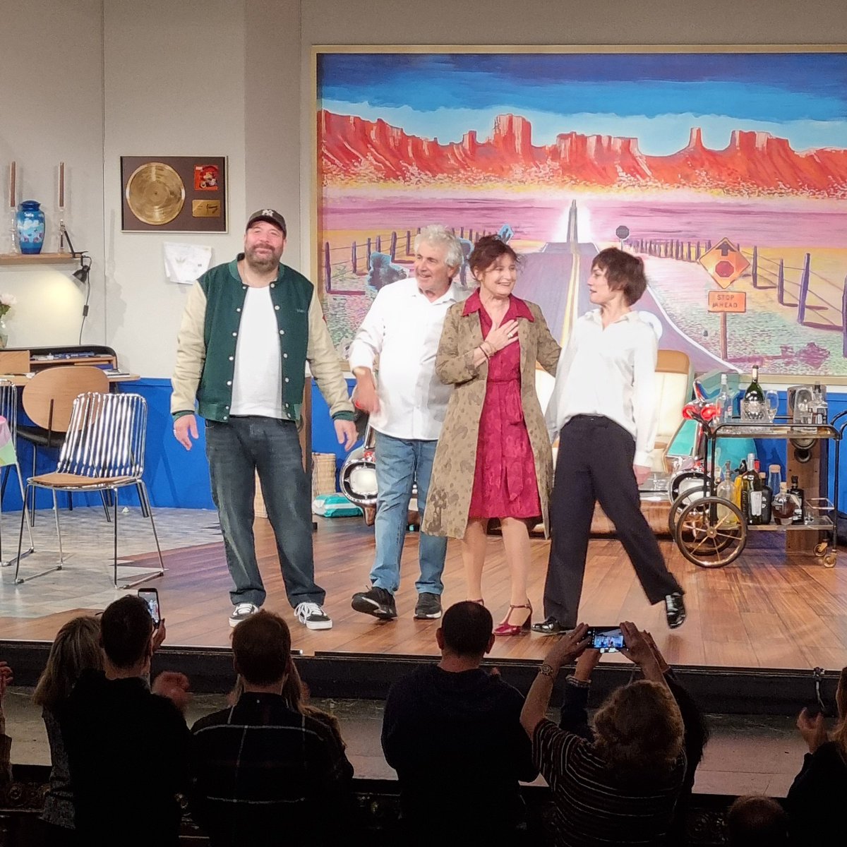 🎟 « Toute la famille que j’aime » 
📍 Théâtre des Variétés 
💥 Une comédie sur l’argent, l’amour… et Johnny 
⚠️ Attention : ce spectacle pourrait vous donner des idées. 
🎫👉 tpa.fr/pieces-theatre…