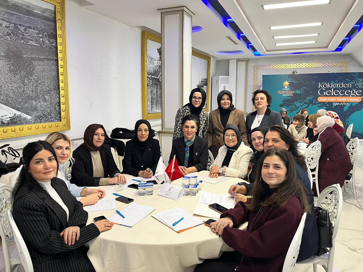 Pmkvaakkadn's tweet photo. Düzenlenmiş metin (resmi ve akıcı):
TBMM KEFEK Başkanımız, Sakarya Milletvekilimiz Sayın Çiğdem Erdoğan ile Kadın Kolları Genel Merkez MKYK Üyemiz ve İl Koordinatörümüz İpar Katre’nin katılımlarıyla AK Parti Sakarya İl Kadın Kolları Çalıştay Programımızı gerçekleştirdik.
@AKKADINGM 
@tugbaisikercan 
@akkadin_sakarya 
@mimduygucetin