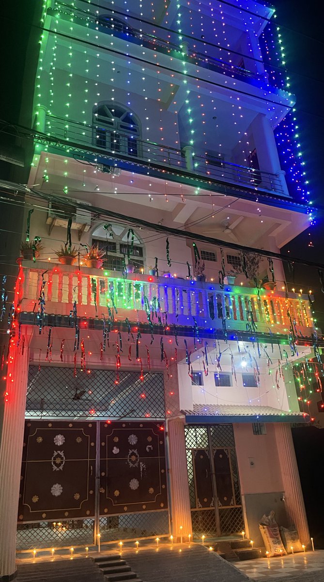 अंधविश्वास, जात–पात, ब्राह्मणवाद, गैरबराबरी एवं रूढ़िवाद के विरुद्ध समता, करुणा और मानवता का दिव्य संदेश देने वाले हमारे आराध्य,हमारे भगवान संत शिरोमणि गुरु रविदास जी महाराज की पावन जयंती के शुभ अवसर पर घरों को सजाकर दीप प्रज्वलित कर भक्तिभाव से उन्हें कोटि-कोटि नमन अर्पित किया।