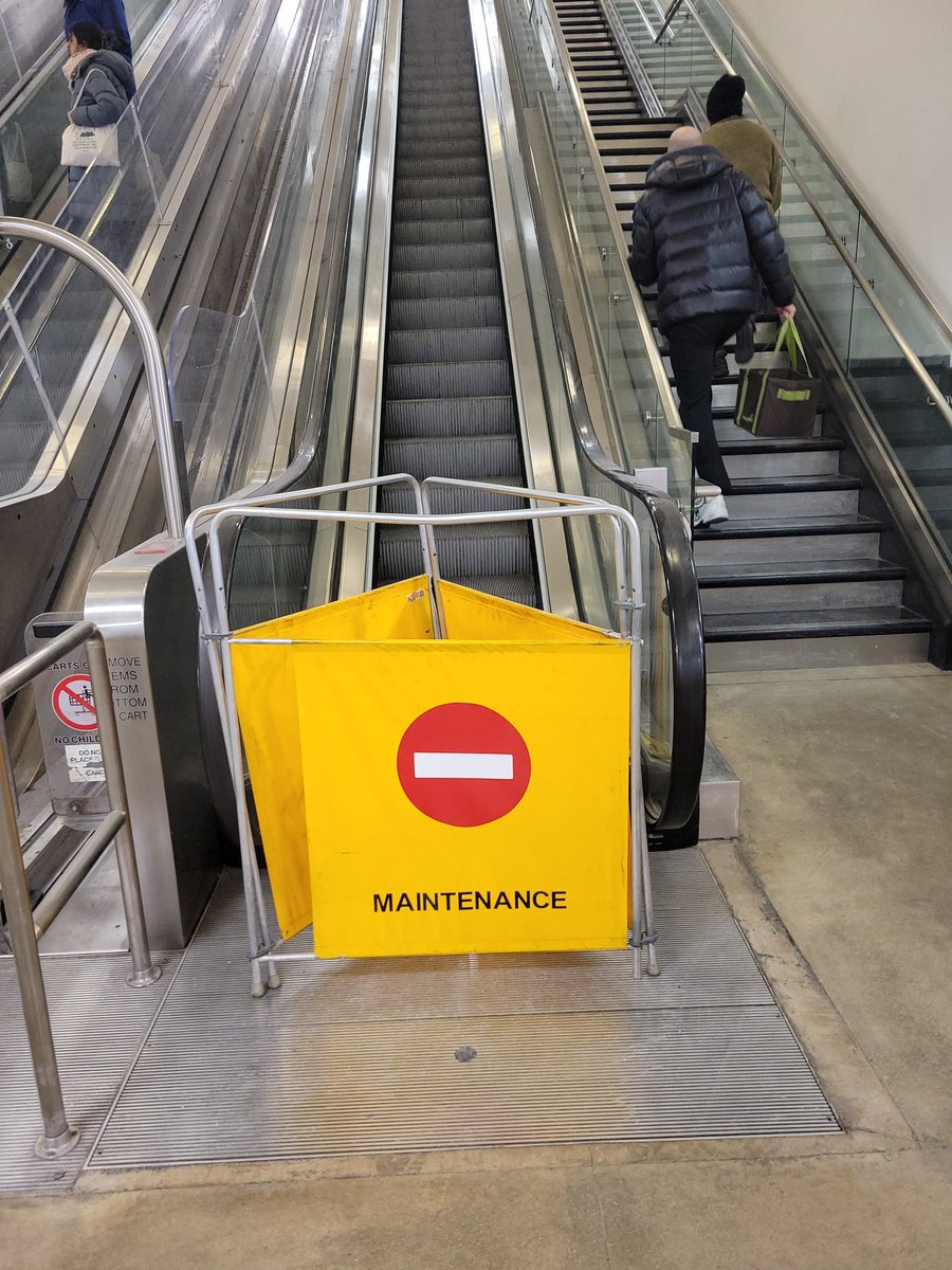 lasak773's tweet photo. @MarianosMarket Week 3 or 4 the up escaltor out of order at Chicago Lakeview. Kroger cost cutting on display. https://t.co/9tM1FtBt8N