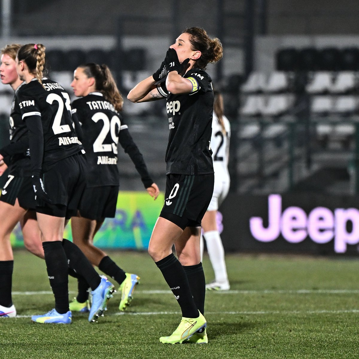 juventusfc's tweet photo. Cristiana Girelli nella leggenda della Juventus Women 🤍🖤

Record di presenze (238 gare) festeggiato raggiungendo quota 150 gol in bianconero ⚽️

🔟👏🏻➡️ https://t.co/ffIKglBIrQ https://t.co/sCdnFIOCDu