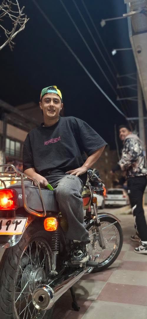 فرزند ۱۷ ساله ایران و کشته شده در راه وطن #محمدصالح_کنشلو 

هیچ اسمی ازش نبود در توییتر؛ محمدصالح خودش این عکسشو خیلی دوست داشت..
محمدصالح رو با شلیک گلوله به سرش کشتن. 
انتقامتو میگیریم داداش🖤