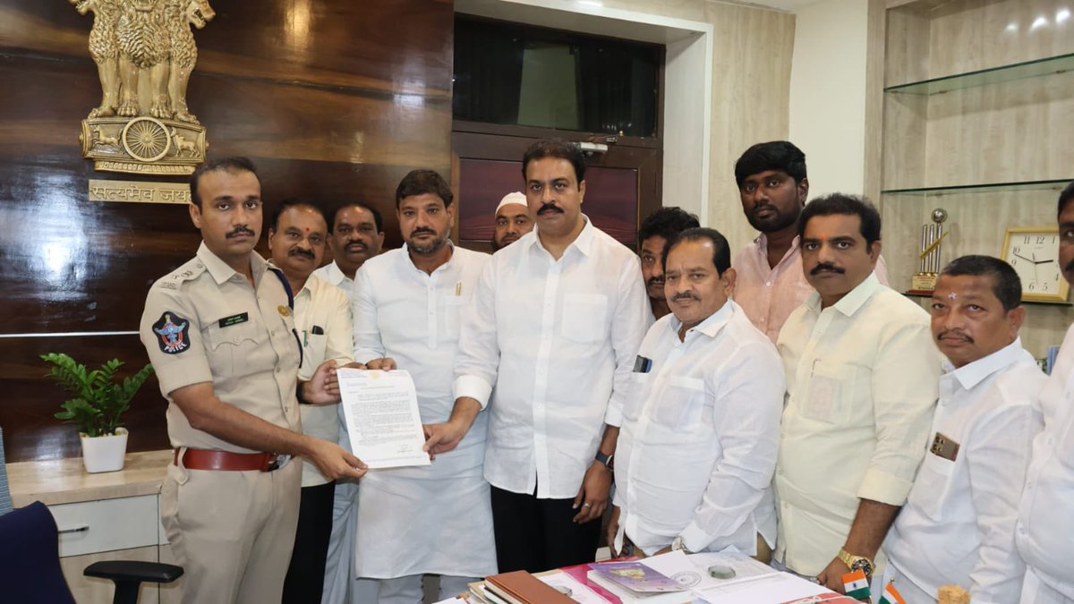 MannavaMohan's tweet photo. నిన్న ముఖ్యమంత్రివర్యులు శ్రీ నారా చంద్రబాబు నాయుడు గారిపై అనుచిత వ్యాఖ్యలు చేసిన అంబటి రాంబాబుపై వెంటనే పీడీ యాక్ట్ ప్రయోగించాలని గుంటూరు జిల్లా ఎస్పీ వకుల్ జిందాల్ గారిని వారి కార్యాలయంలో గుంటూరు తూర్పు నియోజకవర్గ ఎమ్మెల్యే మొహమ్మద్ నజీర్ అహ్మద్ గారితో కలిసి వినతిపత్రం అందజేసిన ఆంధ్రప్రదేశ్ టెక్నాలజీ సర్వీసెస్ (APTS) ఛైర్మన్ మన్నవ మోహనకృష్ణ గారు. ఈ సందర్బంగా మన్నవ మోహనకృష్ణ గారు మాట్లాడుతూ... అంబటి రాంబాబుపై పీడీ యాక్ట్ తోపాటు ఐటీ సెక్షన్లు 67 & 66E కింద కేసులు నమోదు చేసి, కఠిన చర్యలు తీసుకోవాలని, శాంతిభద్రతలను కాపాడాలని అన్నారు. వెనక ఉండి ఇది అంత నడిపిస్తున్న జగన్ రెడ్డి వంటి నీచ కుట్రలకు తెలుగుదేశం పార్టీ కేడర్ కొంచెం కూడా బెదరదని మన్నవ మోహనకృష్ణ గారు స్పష్టం చేశారు. 

#AmbothuAmbati #PsychoFekuJagan #Guntur #Gunturspoffice #AndhraPradesh #apts #aptschairman #NaraChandrababuNaidu #PawanKalyan #NandamuriBalakrishna #mannavamohanakrishna #mannavamohankrishna #mohankrishnamannava #mohanakrishnamannava