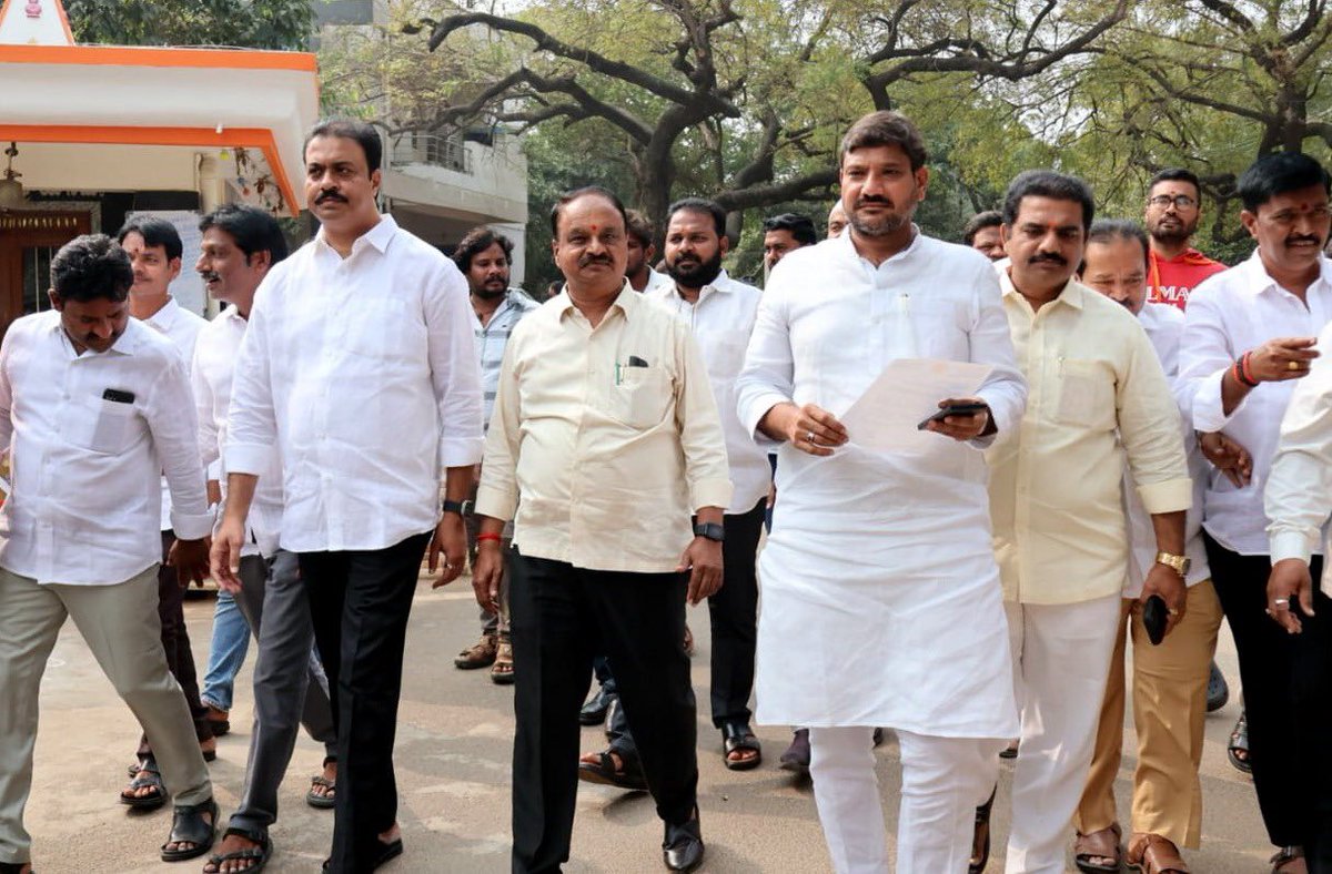 MannavaMohan's tweet photo. నిన్న ముఖ్యమంత్రివర్యులు శ్రీ నారా చంద్రబాబు నాయుడు గారిపై అనుచిత వ్యాఖ్యలు చేసిన అంబటి రాంబాబుపై వెంటనే పీడీ యాక్ట్ ప్రయోగించాలని గుంటూరు జిల్లా ఎస్పీ వకుల్ జిందాల్ గారిని వారి కార్యాలయంలో గుంటూరు తూర్పు నియోజకవర్గ ఎమ్మెల్యే మొహమ్మద్ నజీర్ అహ్మద్ గారితో కలిసి వినతిపత్రం అందజేసిన ఆంధ్రప్రదేశ్ టెక్నాలజీ సర్వీసెస్ (APTS) ఛైర్మన్ మన్నవ మోహనకృష్ణ గారు. ఈ సందర్బంగా మన్నవ మోహనకృష్ణ గారు మాట్లాడుతూ... అంబటి రాంబాబుపై పీడీ యాక్ట్ తోపాటు ఐటీ సెక్షన్లు 67 & 66E కింద కేసులు నమోదు చేసి, కఠిన చర్యలు తీసుకోవాలని, శాంతిభద్రతలను కాపాడాలని అన్నారు. వెనక ఉండి ఇది అంత నడిపిస్తున్న జగన్ రెడ్డి వంటి నీచ కుట్రలకు తెలుగుదేశం పార్టీ కేడర్ కొంచెం కూడా బెదరదని మన్నవ మోహనకృష్ణ గారు స్పష్టం చేశారు. 

#AmbothuAmbati #PsychoFekuJagan #Guntur #Gunturspoffice #AndhraPradesh #apts #aptschairman #NaraChandrababuNaidu #PawanKalyan #NandamuriBalakrishna #mannavamohanakrishna #mannavamohankrishna #mohankrishnamannava #mohanakrishnamannava