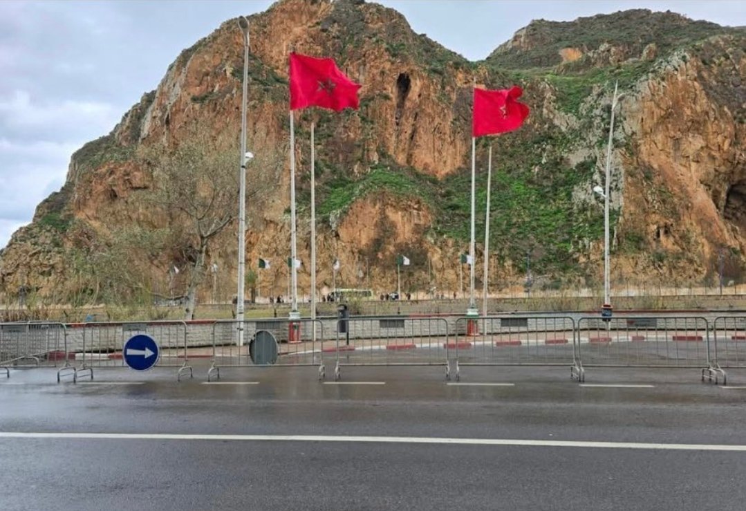 ENFIN. Suite aux derniers incidents avec le drapeau israelien, le point de Bin Lajraf est fermé au public. Ce qui s'y passe ridiculeusement depuis plusieurs mois nous le dénoncions déja il y a 2 an et demi. En espérant qu'il reste fermé définitivement.