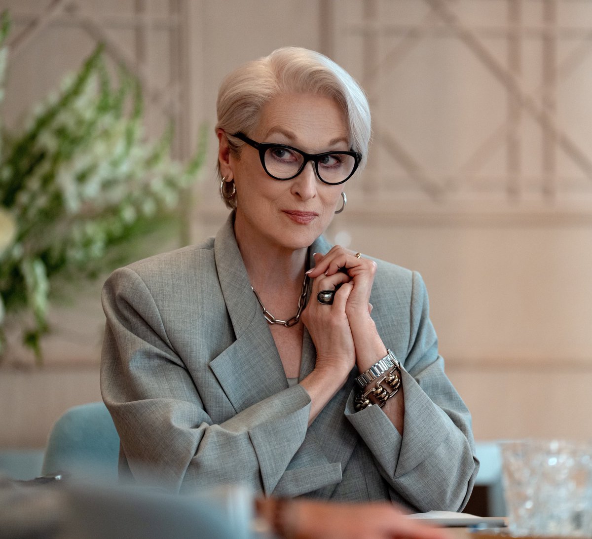 MIRANDA PRIESTLY IS BACK.
I REPEAT: MIRANDA FREAKING PRIESTLY IS BACKKK