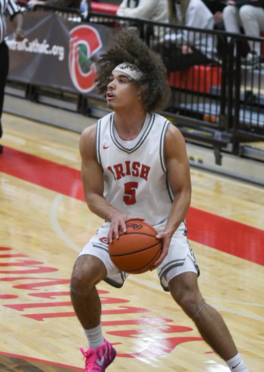 centralcatholic's tweet photo. ☘️🏀 SEVEN STRAIGHT!!! @basketball_cchs kept rolling Saturday, earning 54–50 road win vs. Margaretta to extend win streak to 7 & improve to 13–2. @KDCarruhers powered CCHS with 14-pt, 17-reb double-double, while @CaydenKynard (12) & @MannyJohnson26 (11) also scored in double figures — GO IRISH!!! #CentralToLife ☘️🏀

Click HERE for Highlights ⬇️
https://t.co/sUQEGoPxuk