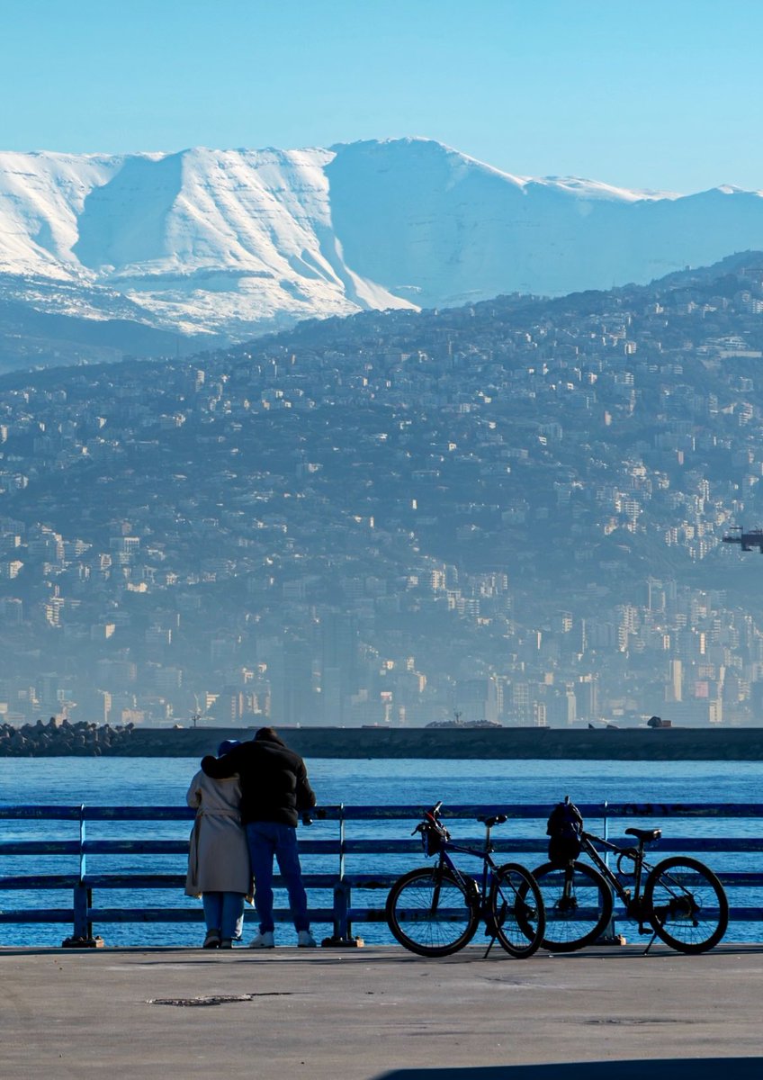 RioMoussallem's tweet photo. Beirut and the slopes:
The 2 POV🌊🏔️ 

(📷 haigmelikian &amp; charbel_abiad) https://t.co/F6fdINHseS