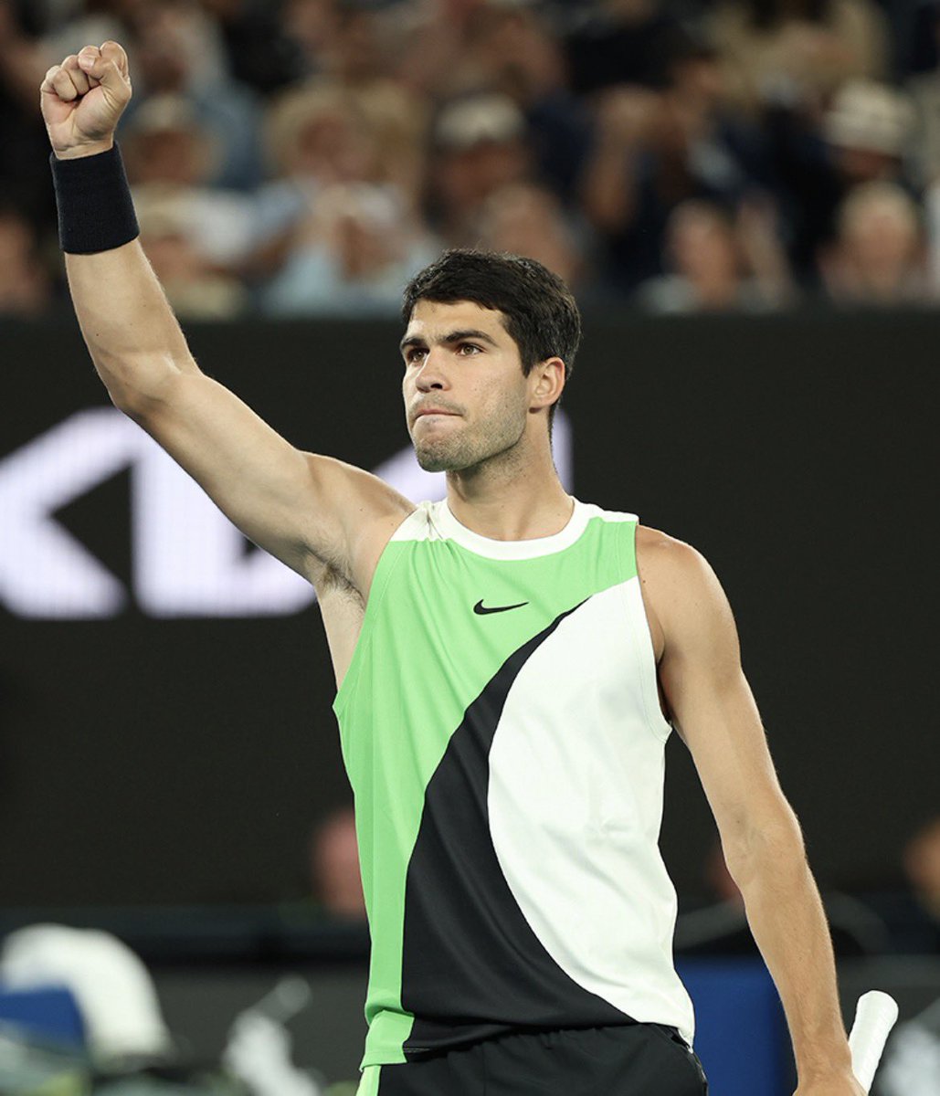 ¡Mandamos una gran felicitación a <a href="/carlosalcaraz/">Carlos Alcaraz</a> 🎾 por su victoria en el Open de Australia 🇦🇺! 
Con solo 22 años y ya has conseguido ganar los 4 grandes torneos de tenis 🙌.
Un orgullo para todo el deporte español 🇪🇸 y un claro ejemplo de esfuerzo y dedicación.
¡Enhorabuena!